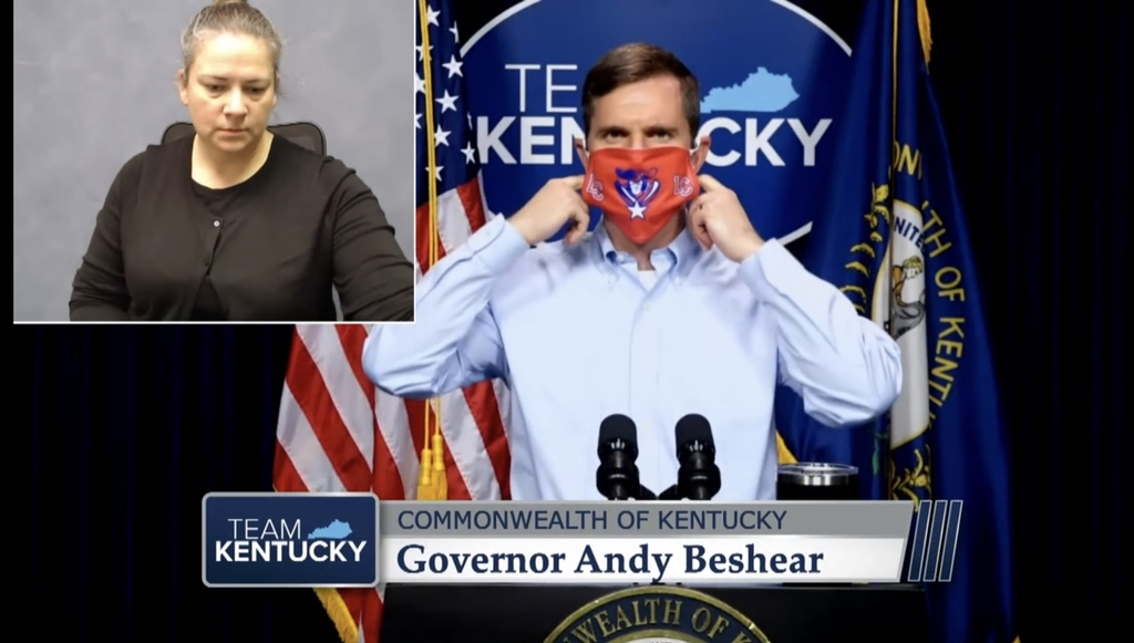 Governor wears LC mask 